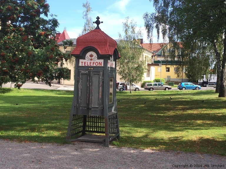 Gammal telefonkiosk i Mariefred