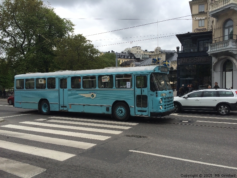En ldre buss, vid Norrmalmstorg, i Stockholm.