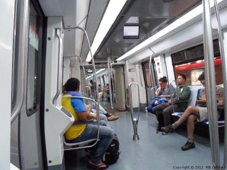 Interir frn ett tunnelbanetg i Barcelona.