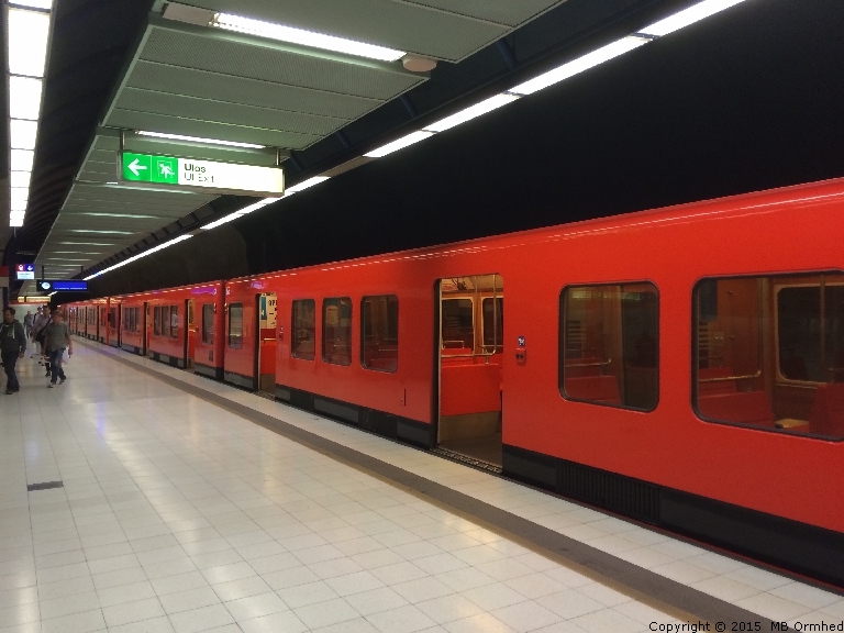 Ett tg i Helsingfors tunnelbana.