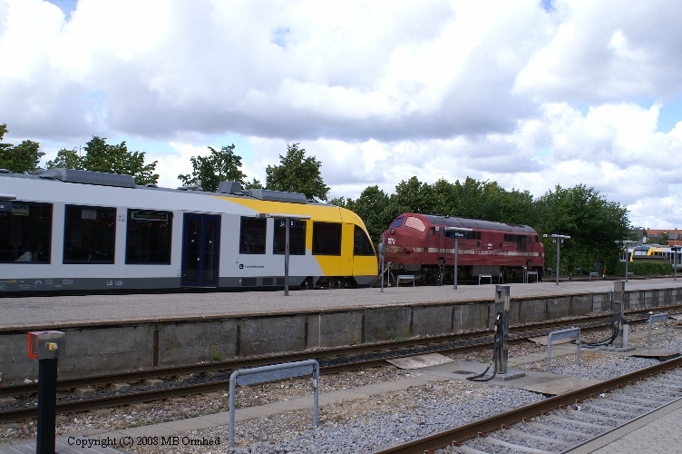 Motorvagn LB126 o diesellok HFHJ MX 16 i Hillerd