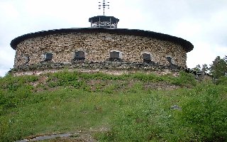 Fredriksborgs fstning (Vrmd)
Fstningen brjade uppfras 1724, fr att frhindra att fienden kunde ta sig genom Oxdjupet.
Den optiska telegrafen r en av f bevarade.
Bilden tagen: 2000-05-21