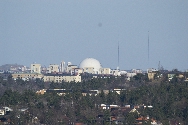 Globen, i Stockholm, fotograferad frn Ekebyhovsbacken.
Globen invigdes den 19 februari 1989 och tog 2.5 r att bygga.
Globen r 110 meter i diameter och 85 meter i takhjd
Bilden tagen: 2009-04-11
Publicerad: 2009-10-25