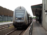 Regionaltg 2242 Rdby - Kpenhamn p Vordingborg station (i Danmark) den 29 juli 2013 klockan 15.33.
Frst i tget gr manvervagn DSB ABs 7908 och det skjuts av diesellok DSB ME 1532.
DSB ABs r byggda i 25 exemplar (7901-7925) och levererade 2002-2009
DSB ME r byggda i 37 exemplar (1501-1537) och levererade 1980-1985.
Bilden tagen: 2013-07-29
Publicerad: 2013-08-25