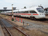 Dubbelkopplat ICE tg p Naestved station (i Danmark) den 29 juli 2013. Det r tg 32 Kpenhamn - Hamburg med avgng Naestved klockan 16.33.
Tget r tyskt och tillhr Deutsche Bahn.

Bilden tagen: 2013-07-29
Publicerad: 2013-10-06