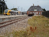 Gilleleje station med ankommande lokaltg frn Helsingr p vg till Hillerd.
Stationen r fortfarande bemannad med biljettexpedition, vntsal och turistbyr.
Bilden tagen: 2014-07-30
Publicerad: 2014-08-31