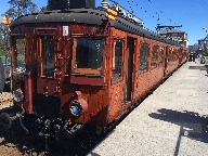 Ett av Saltsjbanans ldre (veteran-) tg, i Saltsjbaden.
Bilden tagen: 2015-04-26
Publicerad: 2015-06-28