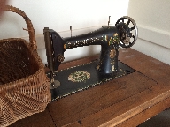 En gammal symaskin, p Stickelbrsvgen 7, dr Stockholms stadsmuseum har terstlld en lgenhet till hur de sg ut i "barnrikehusen".
Bilden tagen: 2016-02-06
Publicerad: 2016-03-13