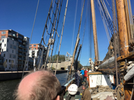 Danviksbron har ppnats, s att Constantia kan passera.
Bilden tagen: 2016-05-05
Publicerad: 2016-07-31